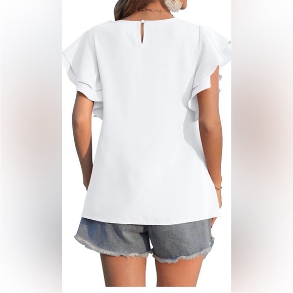 neineiwu
White Blouse w/ Flutter
Sleeve - Picture 2 of 5